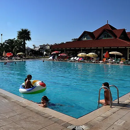Club Pineta מלון 3*